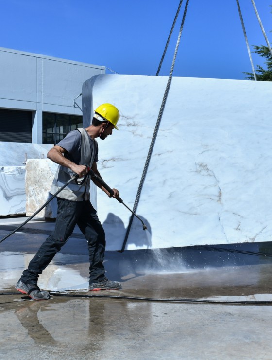 Marble block cleaning before Gangsaw