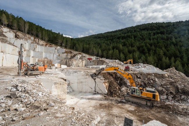 Heavy vehicles at Fleva Dione quarry