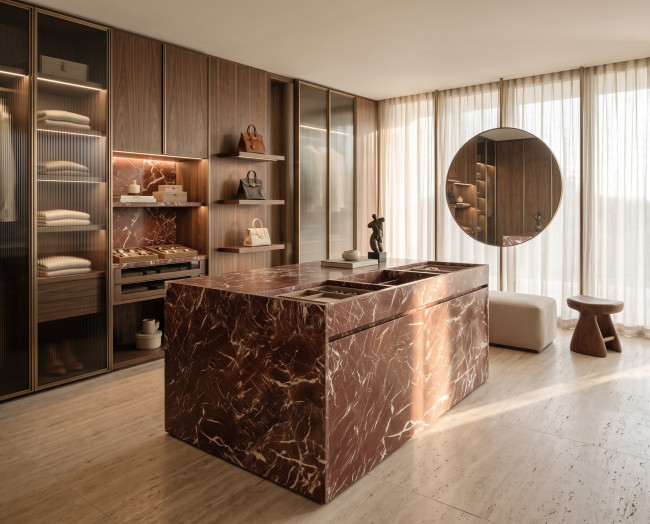 ROSSO IMPERIALE Grand Walk-In Closet Island Application